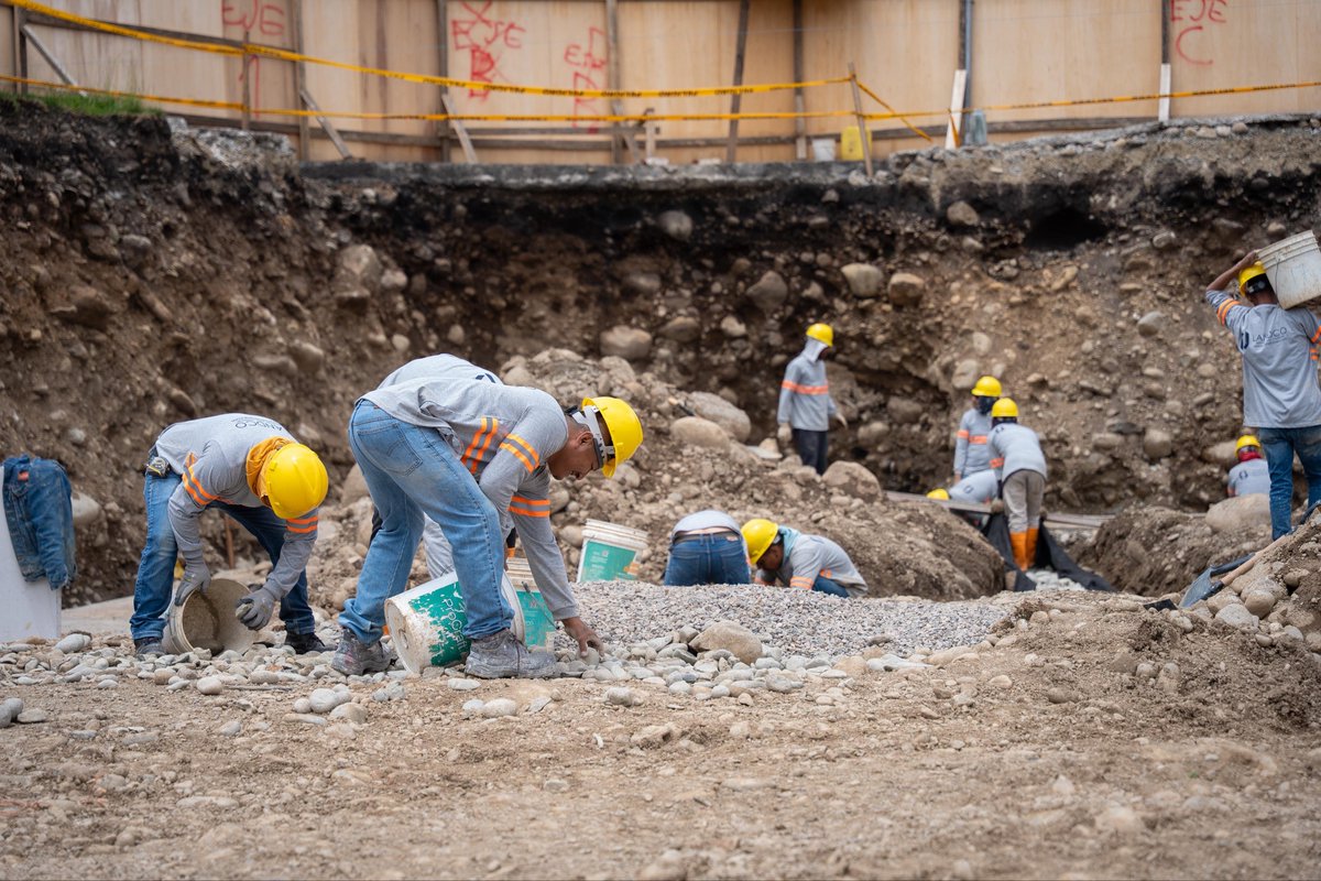 czamoramatute's tweet photo. 🏟️😱 ¿Sabías que estamos construyendo un renovado Centro Deportivo en #Cazhapata? Sí, ese que antes era conocido como Estadio de la Liga.
Este gran centro contará con:
⚽ Cancha reglamentaria
🎾 Canchas de pádel
🏋️♂️ Gimnasio para: pilates, spinning, jiu jitsu, judo, taekwondo, box y fuerza funcional
💃 Espacios para bailoterapia
🏢 Oficinas administrativas
☕ Cafeterías
🎟️ Graderíos renovados
♿ Ascensor para personas con discapacidad
🚗 Estacionamientos y mucho más.
Cumplimos la ✅#Propuesta64. Este espacio será el nuevo semillero deportivo de Cuenca, un lugar digno, moderno e inclusivo con #AmorPorCuenca ❤️💛