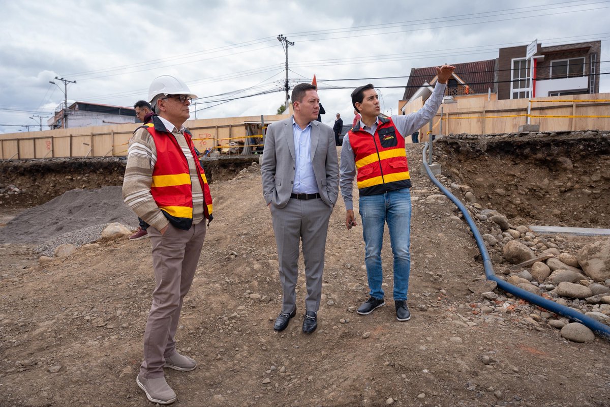 czamoramatute's tweet photo. 🏟️😱 ¿Sabías que estamos construyendo un renovado Centro Deportivo en #Cazhapata? Sí, ese que antes era conocido como Estadio de la Liga.
Este gran centro contará con:
⚽ Cancha reglamentaria
🎾 Canchas de pádel
🏋️♂️ Gimnasio para: pilates, spinning, jiu jitsu, judo, taekwondo, box y fuerza funcional
💃 Espacios para bailoterapia
🏢 Oficinas administrativas
☕ Cafeterías
🎟️ Graderíos renovados
♿ Ascensor para personas con discapacidad
🚗 Estacionamientos y mucho más.
Cumplimos la ✅#Propuesta64. Este espacio será el nuevo semillero deportivo de Cuenca, un lugar digno, moderno e inclusivo con #AmorPorCuenca ❤️💛