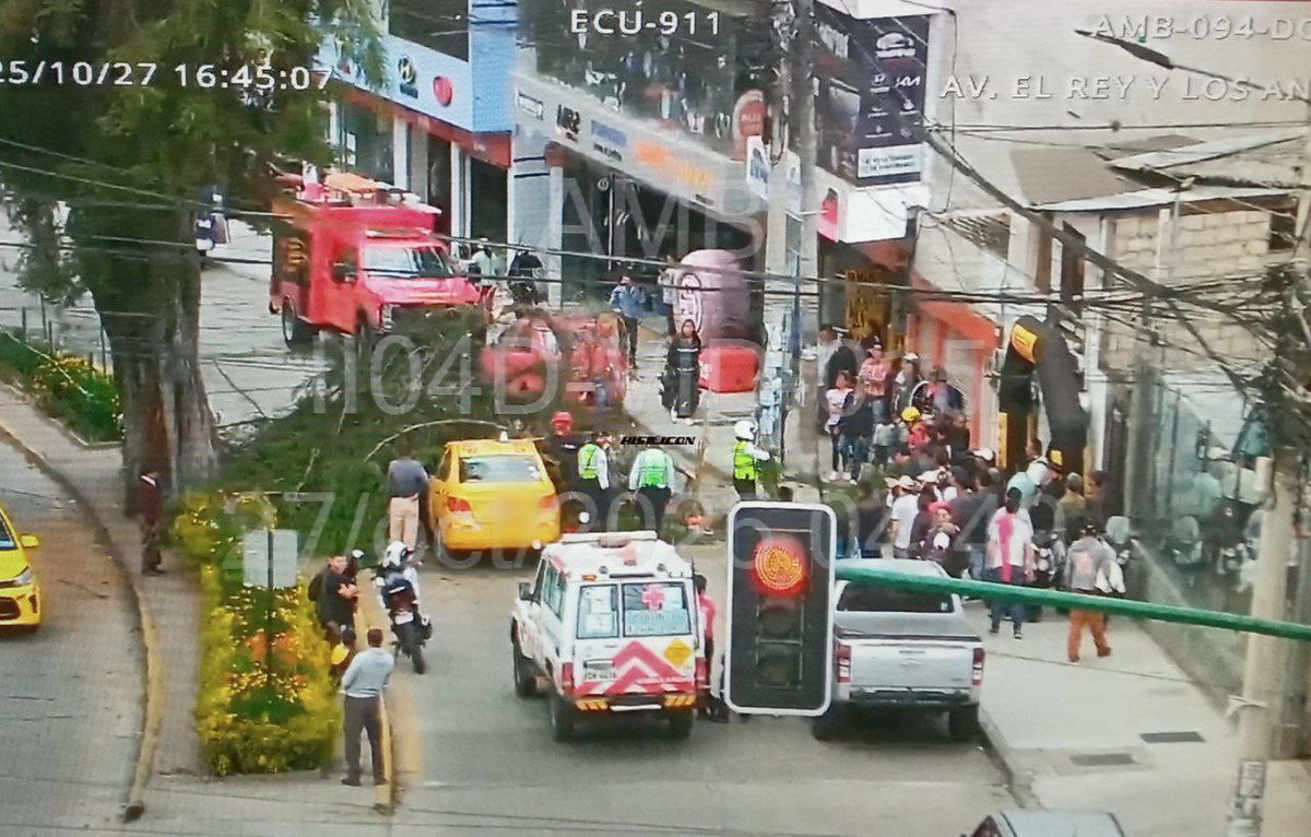 📍Tungurahua | La rama de un árbol cayó sobre un taxi en la av. El Rey y Napo Galerías, está alerta se reportó a la #LíneaÚnicaParaEmergencias 9-1-1.

🆘 La atención de las unidades de primera respuesta acuden por coordinación del Centro Zonal 3 <a href="/ECU911_/">ECU 911</a>.

⚠️ Carril de bajada