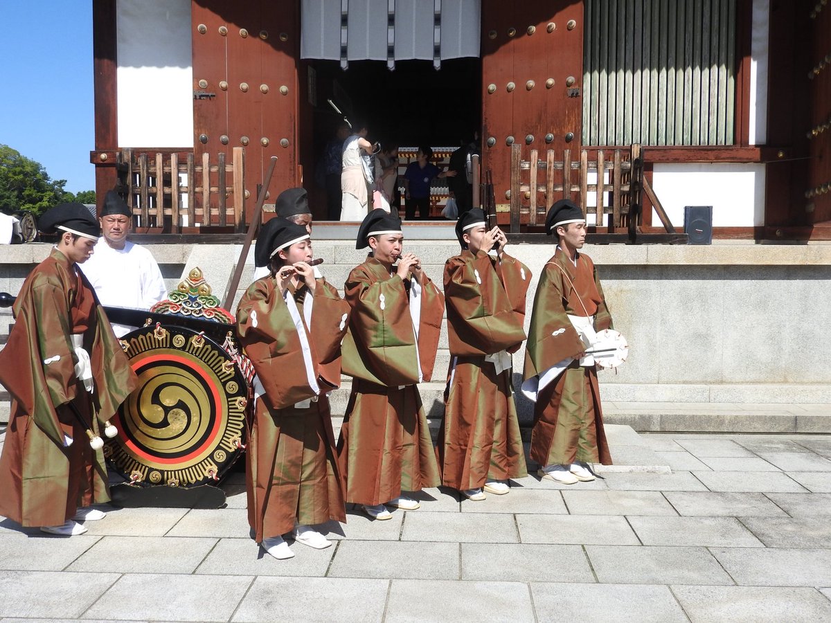 gagakubu's tweet photo. 10月8日(水)
薬師寺天武忌に出仕しました。
道楽で、平調『五常楽急』と『陪臚』を演奏しました。
とても良い天気で、道楽日和でした。今年から舞台ができており、迫力満点となっていました。
#天理大学雅楽部 #雅楽部 #薬師寺 #天武忌 #雅楽 #天理 #tenriuniversity #tenri #gagaku #yakushiji https://t.co/6u4MOpjArJ