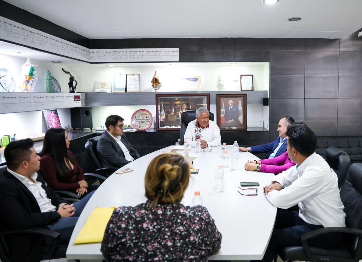 Con el compromiso y la visión del gobernador <a href="/armentapuebla_/">Alejandro Armenta</a>, de impulsar una educación superior de calidad, el secretario de Educación Pública, <a href="/ManuelVive_/">Manuel Viveros</a> encabezó la entrega de acuerdos secretariales a las sedes regionales y estatal de la <a href="/USEP_Puebla/">Universidad de la Salud del Estado de Puebla</a>, correspondientes a la