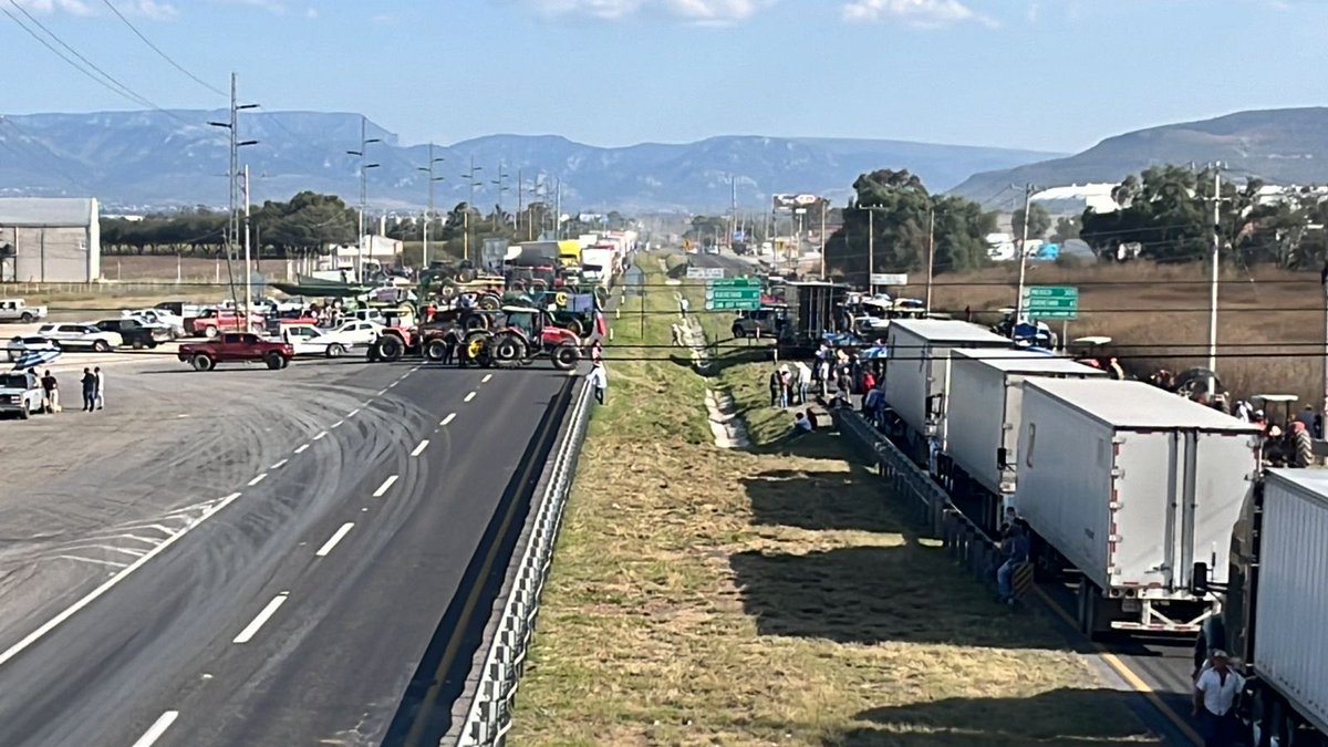 audioramanoti's tweet image. 🚫🚜 Así los cierres de la Carretera Federal 57 en el municipio de San José de Iturbide, #GUANAJUATO por parte de #campesinos por falta de un acuerdo federal de precios justos 🌽🌾

#bloqueos #campo #agricultores