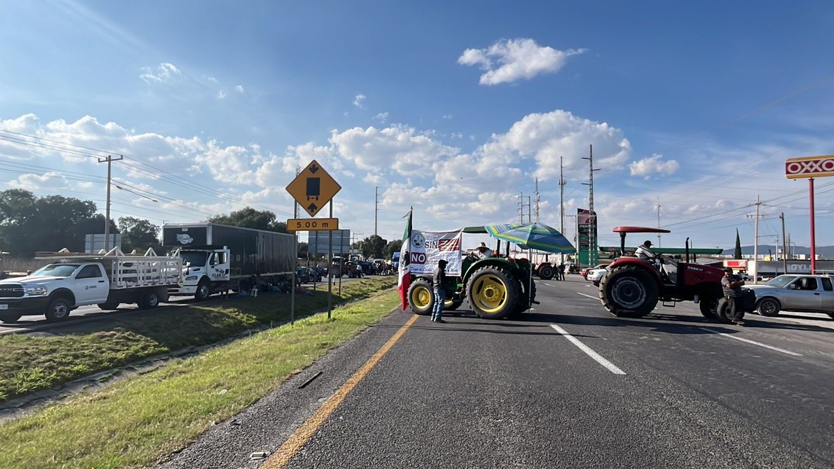 audioramanoti's tweet image. 🚫🚜 Así los cierres de la Carretera Federal 57 en el municipio de San José de Iturbide, #GUANAJUATO por parte de #campesinos por falta de un acuerdo federal de precios justos 🌽🌾

#bloqueos #campo #agricultores