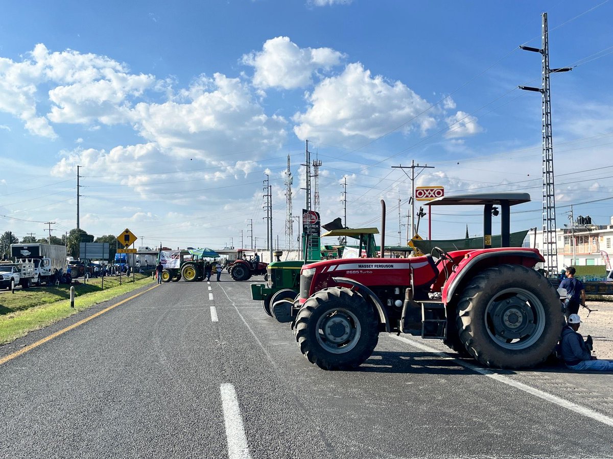 audioramanoti's tweet image. 🚫🚜 Así los cierres de la Carretera Federal 57 en el municipio de San José de Iturbide, #GUANAJUATO por parte de #campesinos por falta de un acuerdo federal de precios justos 🌽🌾

#bloqueos #campo #agricultores