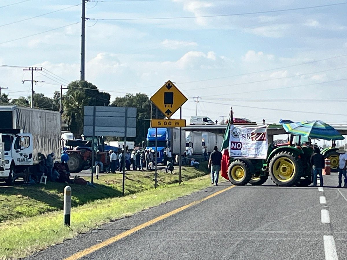 audioramanoti's tweet image. 🚫🚜 Así los cierres de la Carretera Federal 57 en el municipio de San José de Iturbide, #GUANAJUATO por parte de #campesinos por falta de un acuerdo federal de precios justos 🌽🌾

#bloqueos #campo #agricultores