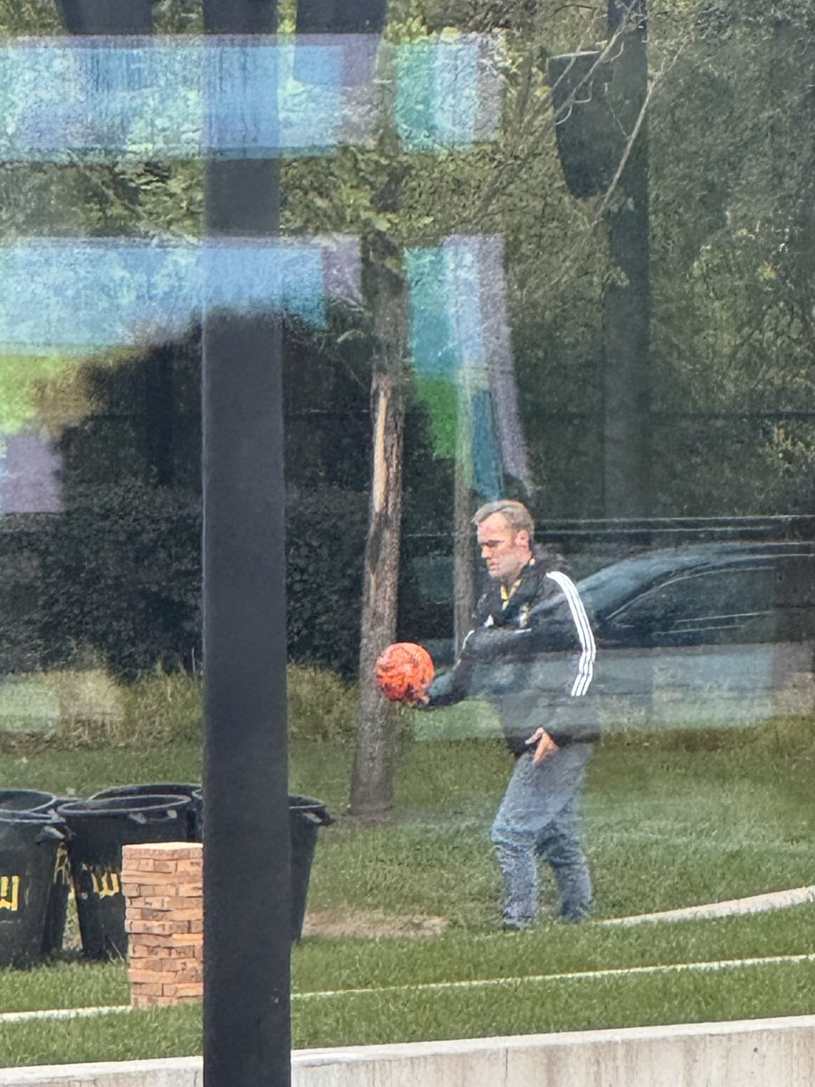 Weatherdecke's tweet image. Guys… @CameronFontana has an orange ball👀
Maybe it’s a sign for Crewsmas🤔

#Crew96