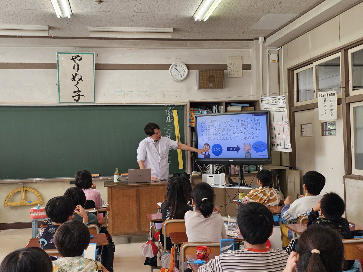 sumitakahito's tweet image. 秋の歯科検診🍂
子どもたちと「唾液の働き」「噛むことの大切さ」について授業＆歯磨き指導🦷✨
この授業も約13年目になりますが、毎回新しい発見があります。
よく噛んで、健康な歯で元気に過ごそう！💪
#学校歯科医 #歯の健康 #食育  #すみ隆仁 #鷲見隆仁 
#千葉市美浜区 #千葉市 #千葉県議会議員