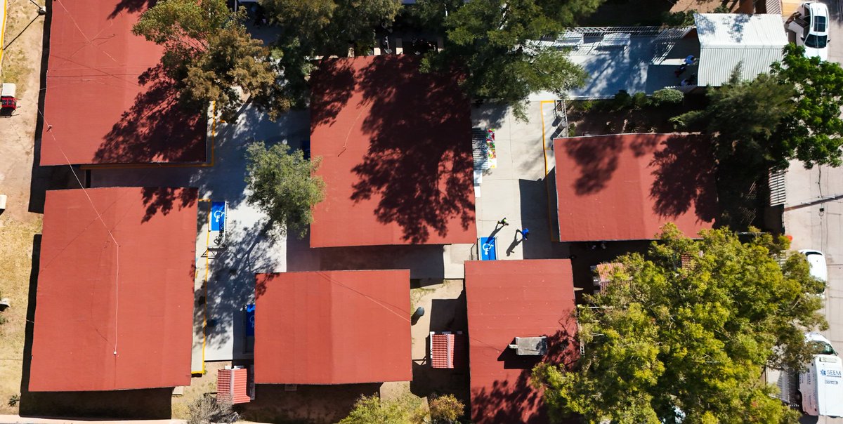 ENTREGA DE INFRAESTRUCTURA EDUCATIVA EN LA PRIMARIA “NIÑOS HÉROES”

En nuestra visita a la Escuela Primaria “Niños Héroes”, hicimos entrega de nueva infraestructura educativa: reconstrucción de la barda perimetral norte, impermeabilización general, rehabilitación de andadores,