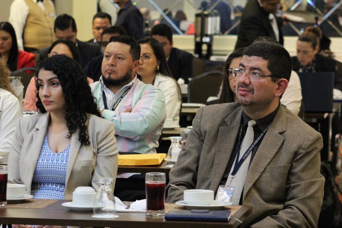 La magistrada vocal III en funciones de Presidencia del #TSEGuatemala, Blanca Alfaro, junto al magistrado suplente Marlon Barahona, el secretario general y el director del Registro de Ciudadanos, encabezaron una reunión de trabajo con delegados departamentales, directores y jefes