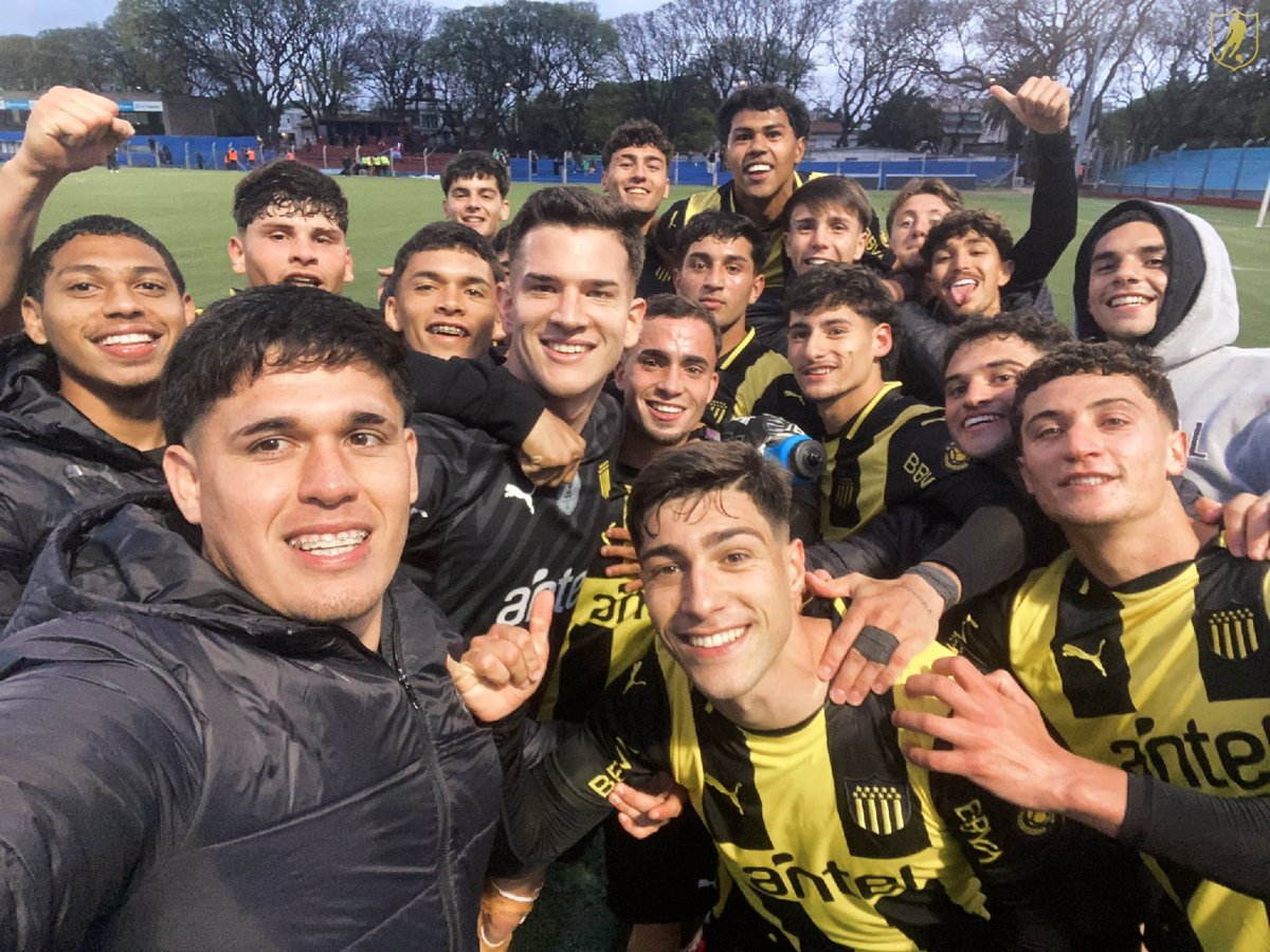 FormativasCAP's tweet photo. 🤳 La #SelfieCarbonera del triunfo clásico en el Parque Palermo.

Peñarol 1️⃣-0️⃣ Nacional 

⚽️ Luciano González.

#SemilleroDeAmérica #Tercera https://t.co/t7jlwAQPES