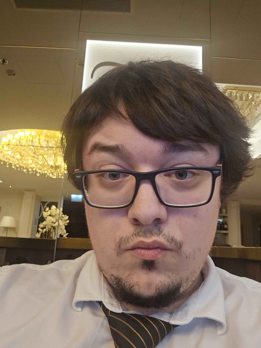 kfpgod's tweet image. chat Bangs or no bangs?