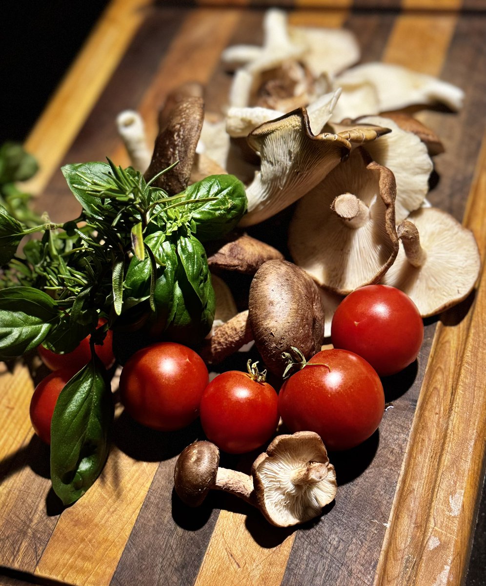 AdrianRavenwood's tweet image. Always feel blessed to know a local Farmer!  🧑‍🌾 Thank you for sharing some of the Harvest! #organicfarming #localfarm #organic #veggies #farmfresh