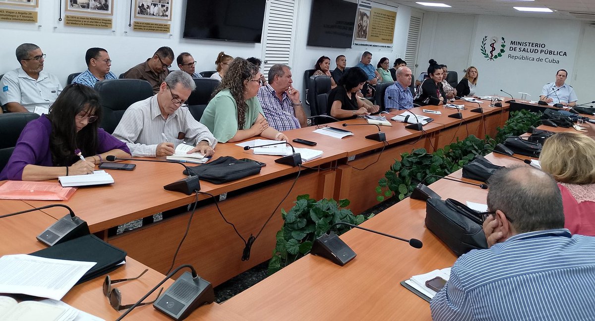 MINSAPCuba's tweet photo. 🏥 Se puntualizan acciones clave para el sector de la #Salud: organización de servicios, protección de embarazadas y pacientes de cuidado, activa vigilancia epidemiológica y aseguramiento de recursos necesarios ante #HuracánMelissa
#CubaPorLaVida https://t.co/HWyHS2tPgE