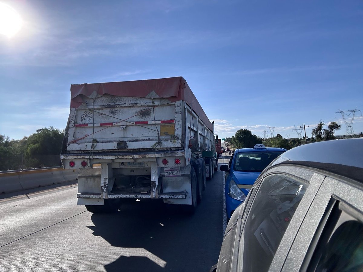 sinfiltroshola's tweet photo. 🚨#AlMomento familiares de la pequeña Maricruz, bloquean la Autopista Tehuacán-Puebla a la altura de Acatzingo, exigen la intervención de las autoridades @Gob_Puebla @Segob_Puebla @busquedagobpue @FiscaliaPuebla tras el presunto secuestro de la infante. 

Evite la zona o tome vías alternas.

#SinFiltros👇