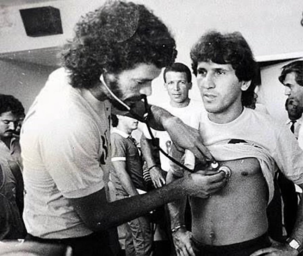 Doutor Sócrates examinando Zico na Seleção Brasileira.

BAITA FOTO! 🤩