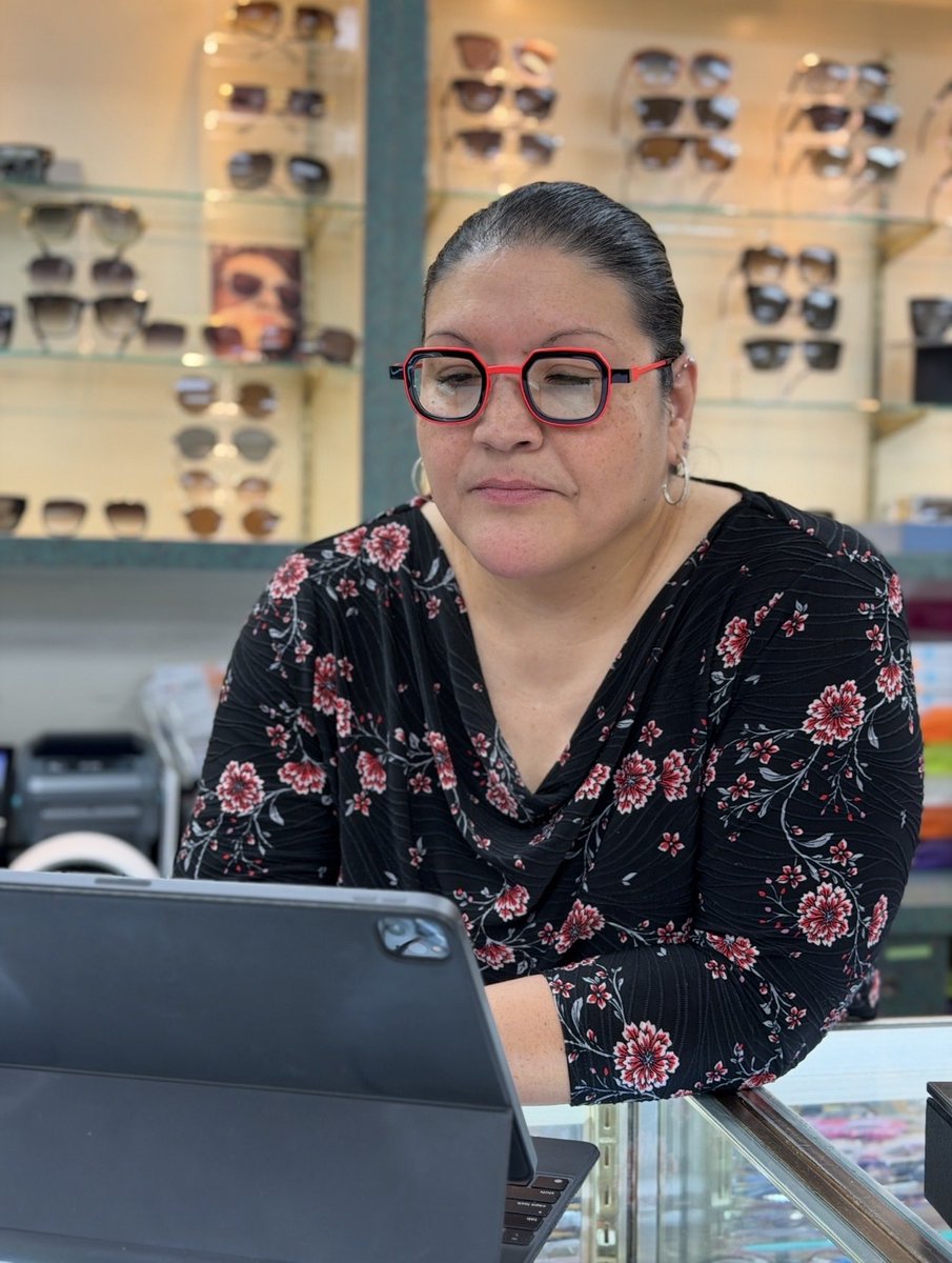 frenchoptical's tweet image. Liz rocking the bold red &amp;amp; black Anne &amp;amp; Valentin — confidence in every angle 🔥

🏬 French Optical Fashion
📍7 East 33rd St, New York, NY 10016 

#AnneAndValentin #EyewearStyle #BoldFrames #IndependentEyewear #OpticalFashion #StatementGlasses #NYCStyle #RedAndBlack