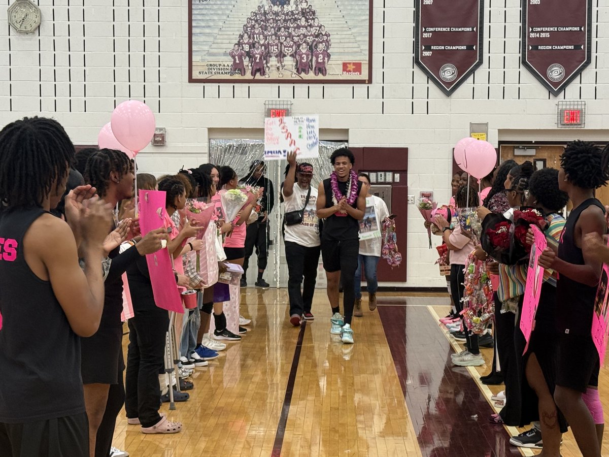 HeritageHS's tweet photo. Our athletic department celebrated Senior night for both boys and girls volleyball.
#CanePride #5800Family https://t.co/zBuAh3HOI5