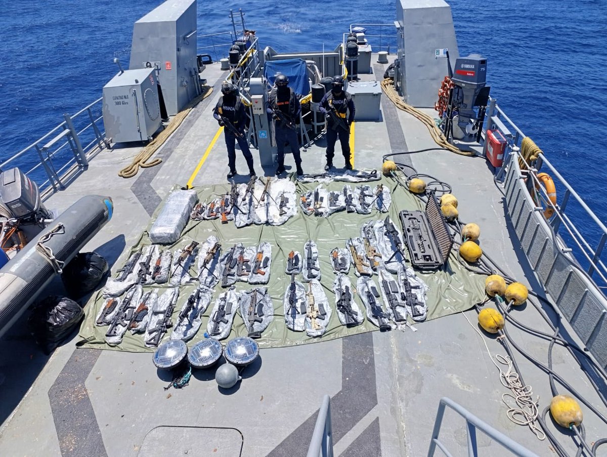 Libertador_Ec's tweet photo. Este es el Arsenal de Armas que estaba por llegar vía mar desde el exterior al Ecuador.

En coordinación con EEUU se pudo interceptar el bote con más de 50 detenidos, si ahora están estos resultados, imagínesen con las bases militares🇪🇨🇺🇲👏 https://t.co/FT81qKrR7E