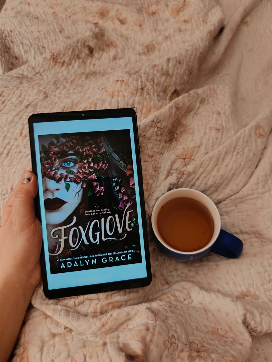 Bookish0Bushra's tweet image. Some me-time 📖🍵😌

#Foxglove