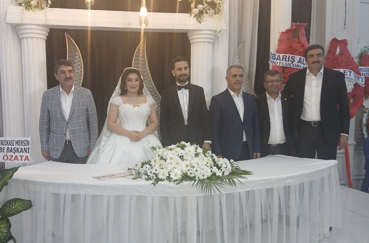 Düğünümüze AK PARTİ Batman Milletvekilimiz Ferhat Nasiroğlu
AK PARTİ İl başkanımız Hüseyin Şansi il yönetim kurulu üyeleri ve Dostum Rıfat Mahmut Ekmen katılım sağladılar katılımlarından dolayı kendilerine teşekkür eder
şeref verdikleri için saygılarımı sunarım