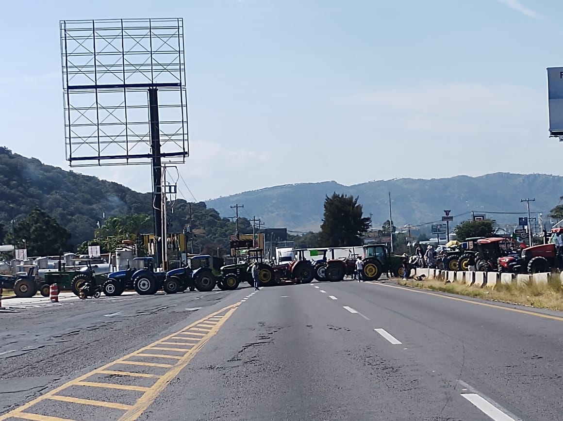 Así quedo cerrada la carretera a Nogales, luego de que a nivel nacional, productores de maíz y otros productos agricolas, decidieron realizar los bloqueos a nivel nacional al no alcanzar la cifra de 7mil 200 pesos por tonelada de maíz. <a href="/Informe24GDL/">Informe 24GDL</a>