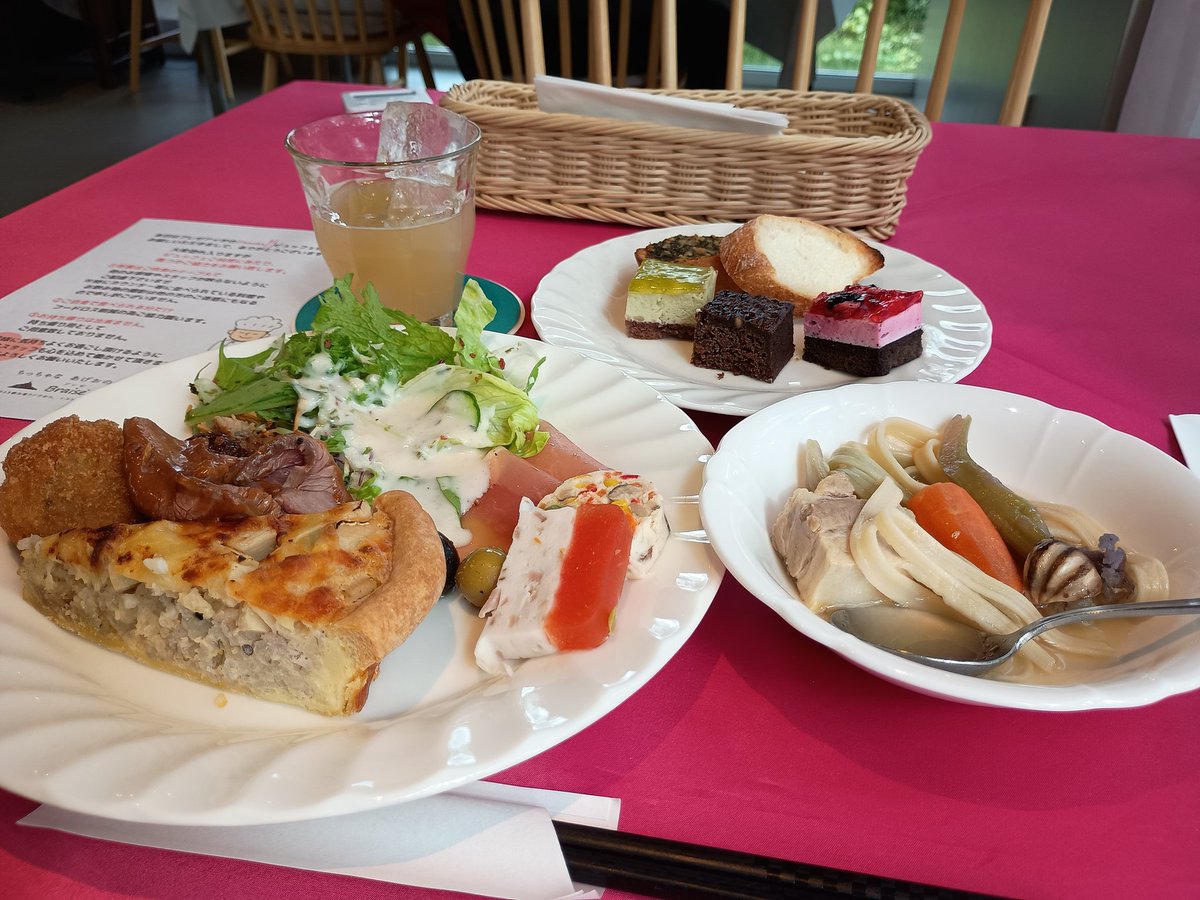 madoka3699's tweet image. 昨日は、家事都合のため有休を戴き、朝から夕方までバタバタと。
用事の合間に、今月末で営業を終了される上尾市向山の #BraiseAida
#ブレゼアイダ さんのランチビュッフェへ。美味しいお料理の数々を堪能させて戴きました。お店が谷津にあった頃から大好きだったキッシュも食べられて嬉しかったです