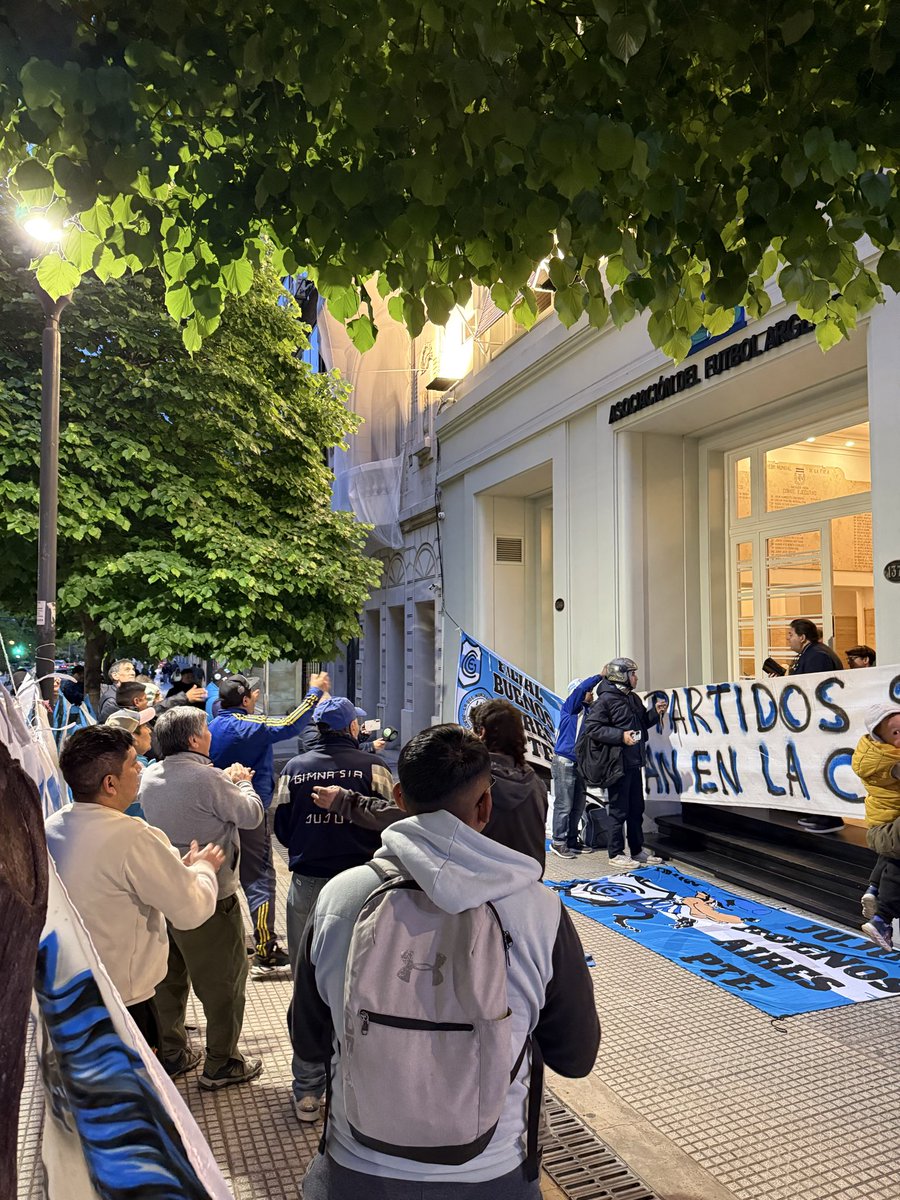 rolymengual's tweet image. Hay que dejar de mirar fútbol argentino. Dejar de ir a la cancha y de pagar la entrada. Dejar de avalar estos manejos e injusticias que vemos cada fin de semana. Lo que pasó en Jujuy y el reciente fallo de la AFA excede cualquier límite. Comesaña fue a eso, a hacer los deberes.