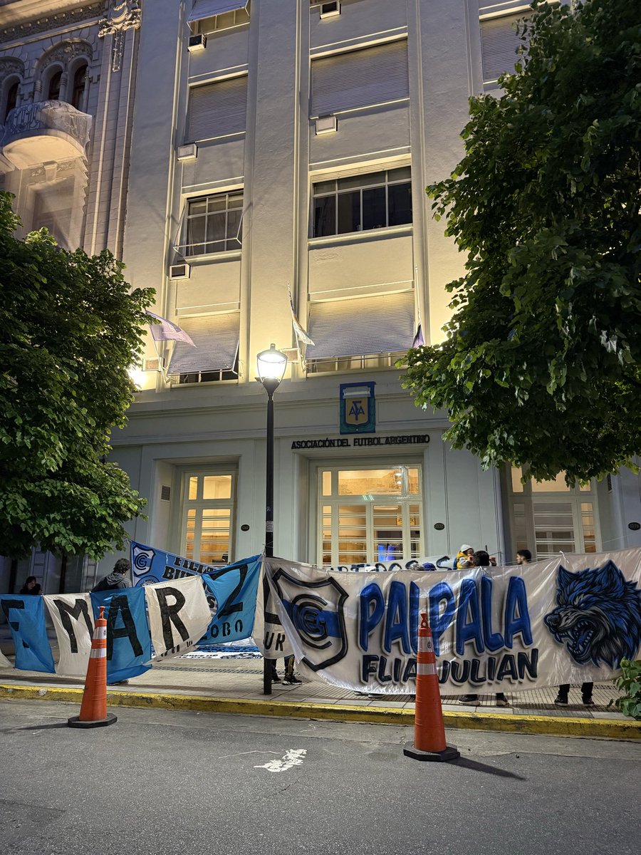 rolymengual's tweet image. Hay que dejar de mirar fútbol argentino. Dejar de ir a la cancha y de pagar la entrada. Dejar de avalar estos manejos e injusticias que vemos cada fin de semana. Lo que pasó en Jujuy y el reciente fallo de la AFA excede cualquier límite. Comesaña fue a eso, a hacer los deberes.