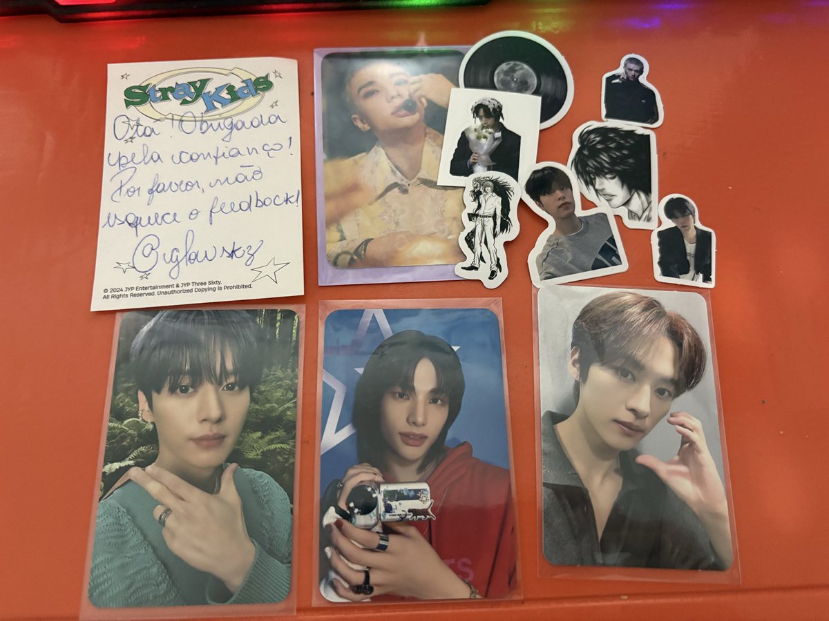 feedback positivo para <a href="/glowskz/">bianca | VAI VER O SKZ DE NOVO 🍅</a> 🫶 chegou tudo certinho e bem mais rápido do que eu esperava, é minha segunda ( ou quinta¿) vez comprando com a bibi e ela é sempre muito educada, comunicativa e paciente <3 (E ELA MANDOU ADESIVO DE DEATH NOTE AAAAAAAA)