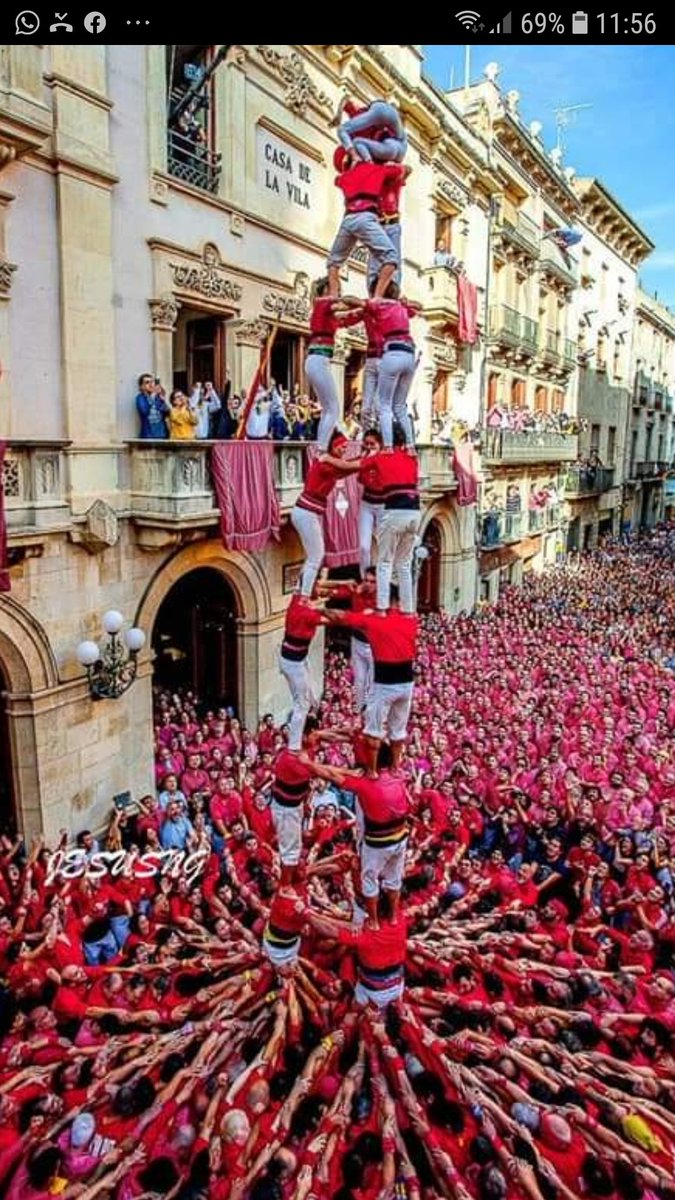 Que grans @jovesvalls !!!! 1a colla en fer l'aleta als 4 desfolrats o desmanillats. Sempre creient en el camí de la puresa dels #castells