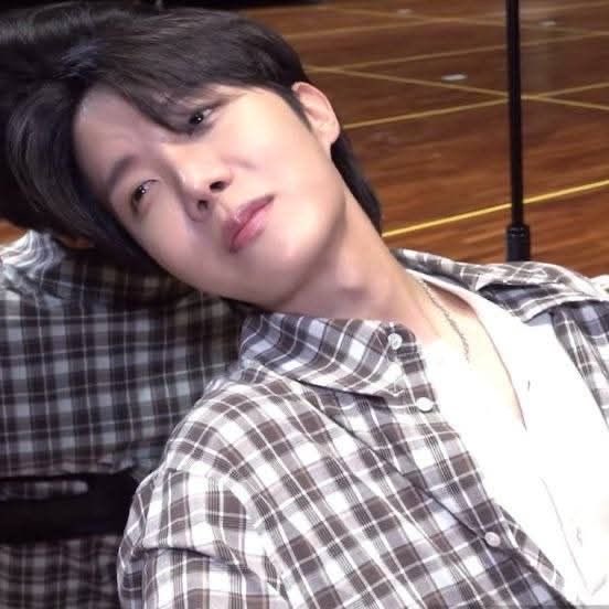 miinyooon's tweet photo. au sope | três de nós 🎈

Hoseok imaginou centenas de cenários de reencontro com seu ex, mas nenhum deles incluíam a reunião de pais do colégio. 

ou

Yoongi pensava não sentir mais nada pelo ex-namorado, até vê-lo sentado do outro lado da mesa, com um crachá de professor. https://t.co/jSAK1kRiN2
