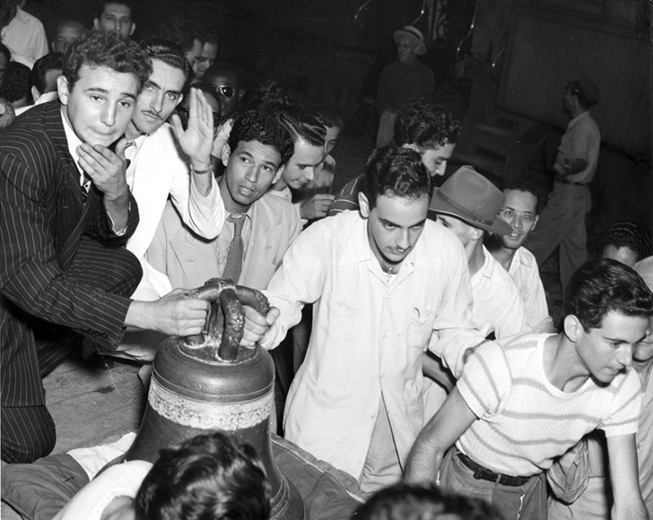 FSoldadodeIdeas's tweet image. #FidelCastro al arribar a la Estación Central de Trenes de la Habana, con la histórica Campana de la Demajagua, prestada a la FEU por los Veteranos de Manzanillo, el 3 de noviembre de 1947
fidelcastro.cu
#100AñosConFidel #Cuba #FidelCastro  #RevoluciónCubana