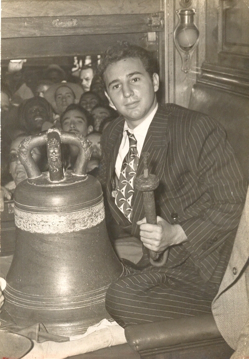 FSoldadodeIdeas's tweet image. #FidelCastro al arribar a la Estación Central de Trenes de la Habana, con la histórica Campana de la Demajagua, prestada a la FEU por los Veteranos de Manzanillo, el 3 de noviembre de 1947
fidelcastro.cu
#100AñosConFidel #Cuba #FidelCastro  #RevoluciónCubana