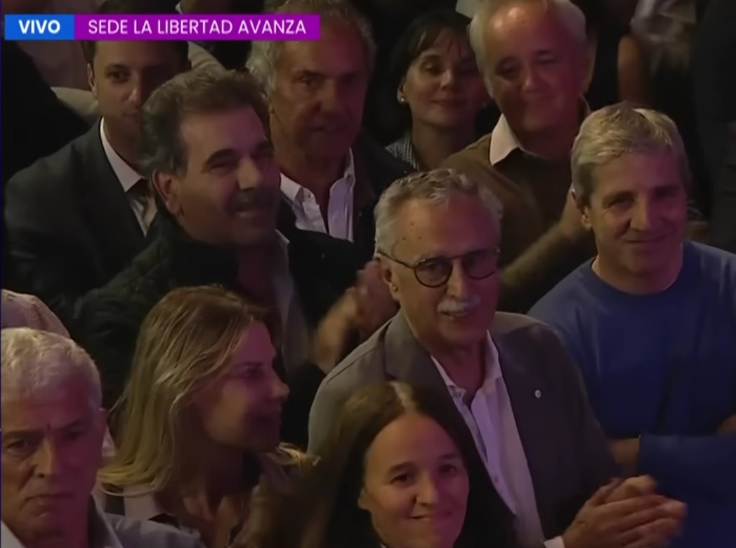 Ritondo al lado de Scioli hablando del armado de provincia buenos aires. quieren a su amigo el colo santilli para poder seguir mordiendo kioscos para todos. es el fin de todo