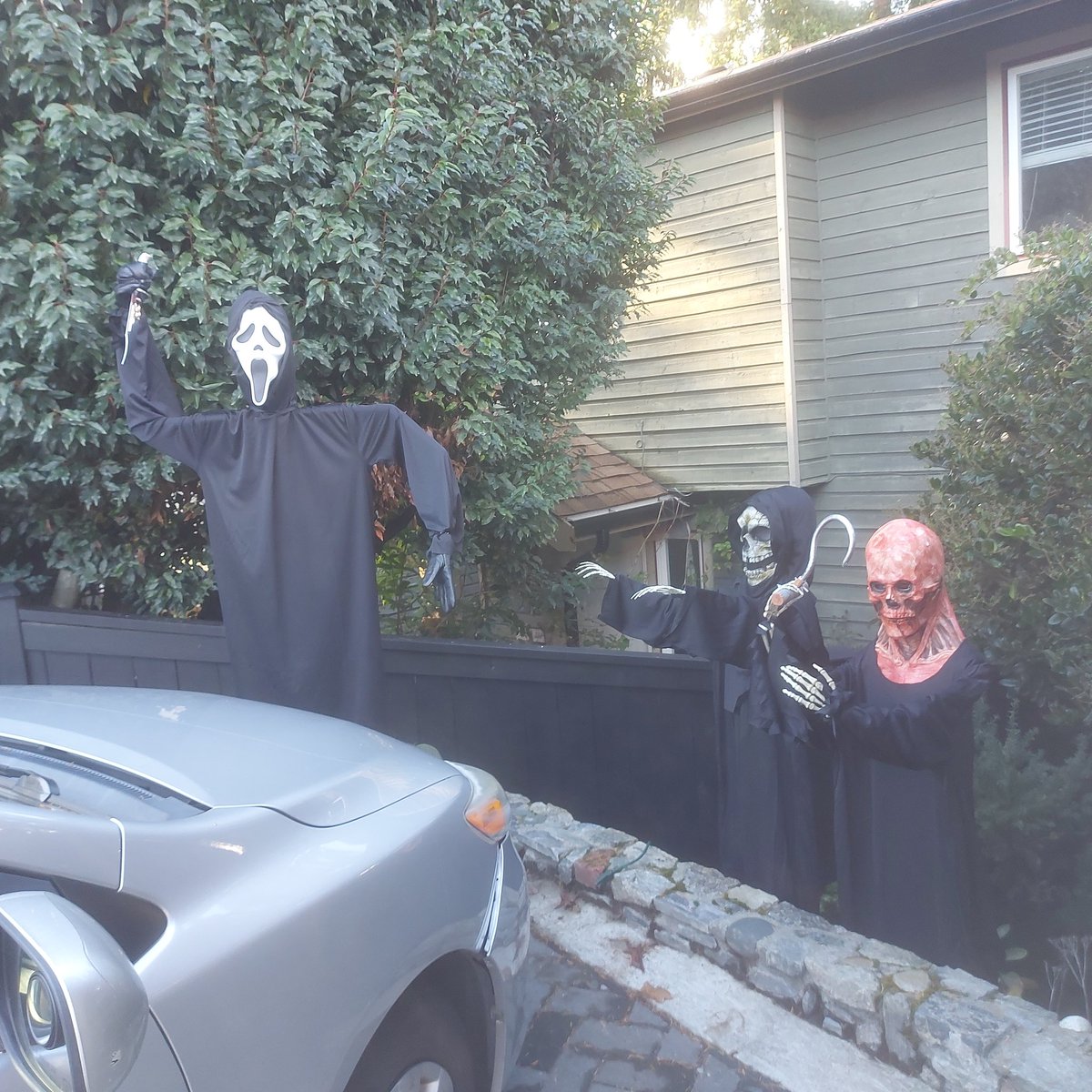 Not fully complete (garage has to be done) but content with this year's #Halloween2025 set-up.

More importantly, big respect to the neighbours who have their inflatable up and Jack-O-Lanterns out. Brings the total of houses on the street up to two 😐.