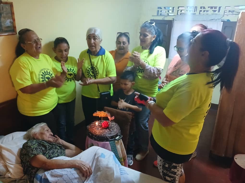 Fundación Solidarios con Venezuela Sector Sabaneta de Tovar. Visito a la Sra. Ana María Mendez en su cumpleaños llevándole una torta y también se le donaron unos alimentos. 

Un momento de alegría para alguien que lo dio todo. 

🙏🏻
