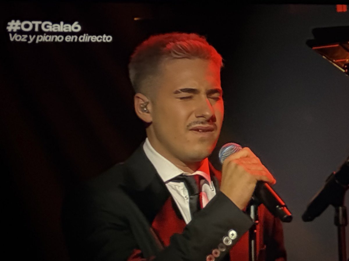 laura y maría cruz: no transmitís 
guille toledano en una canción de amor durante toda la actuación después de haberse salido de la clase de interpretación cuestionando al profesor: cruza la pasarela 

#OTGala6