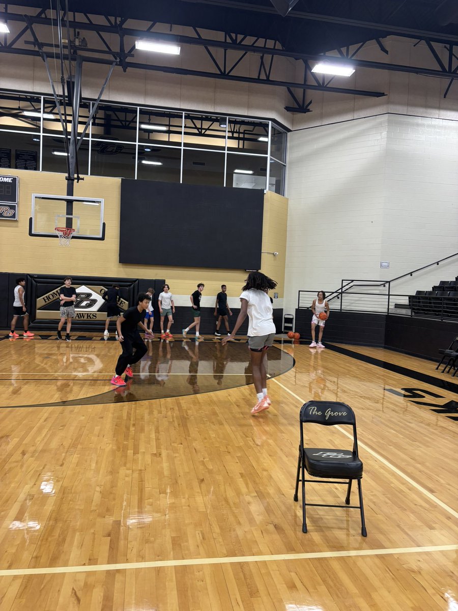 Monday grind!! 🏀 Lots of intensity today, while improving transition defense and leveling each other up in competitive drills ‼️