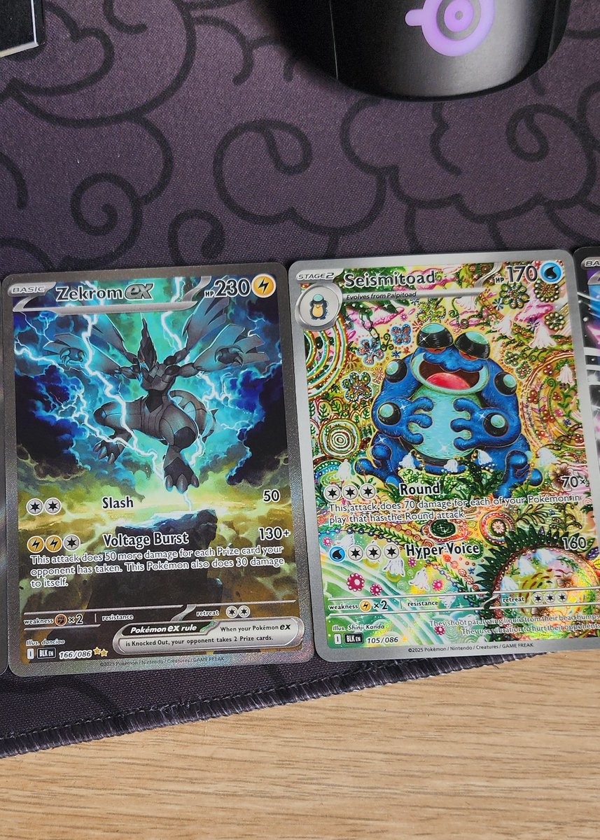 zZ1KA's tweet photo. 2400 reais só em cartinha pokémon, nunca fui tão feliz https://t.co/zXtW3JNheZ