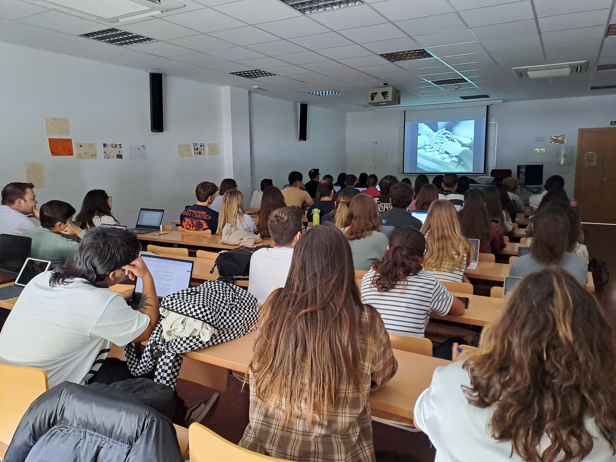 Qué reto tan bonito es el de ilusionar y contagiar pasión por la educación a cuantos estudiantes optan por cursar el Máster de Enseñanza en Educación Secundaria, FP y Enseñanza de Idiomas (MAES), que les abrirá puertas para ser docentes en un futuro próximo. Y qué feliz me hace!