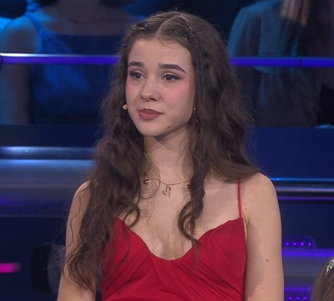 OT24h's tweet photo. ✅ CRIS CRUZA LA PASARELA 

"He sentido una actuación de alto nivel, de artista invitada, muy intenacional"

#OTGala6 https://t.co/mvuyED0nCo