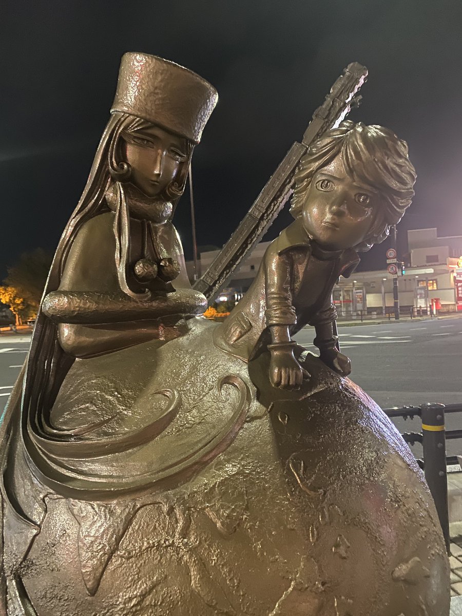 敦賀駅近辺にて。

銀河鉄道999のブロンズ像がいっぱいあるね。

見る角度によっては四つん這いになってる鉄郎がメーテルに棒で殴られているようにしか見えない。（笑）