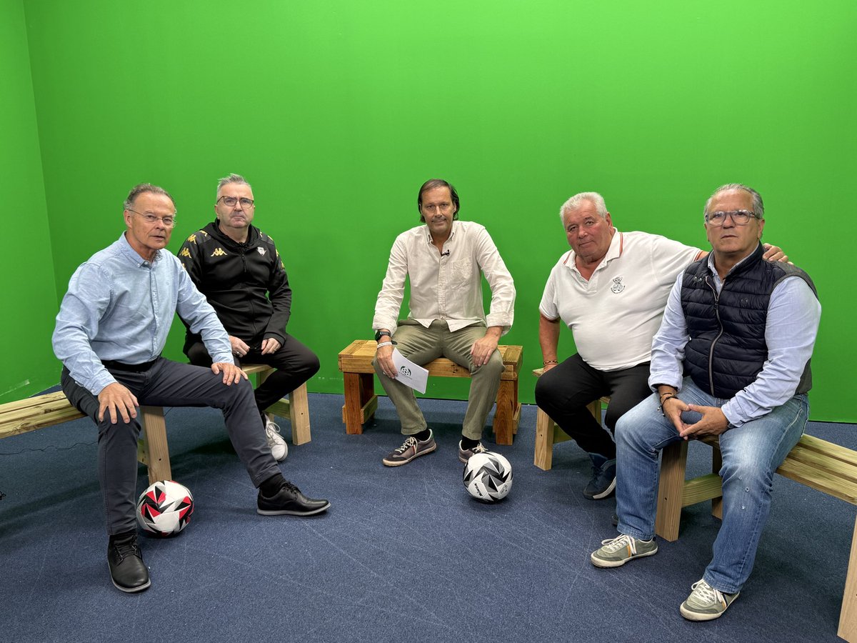 RaulGSamperio's tweet photo. Siempre disfrutando en la tertulia de @LaGradonaPtv que dirige @pedrolopez8a. Sobre todo después de una victoria del @realracingclub y de la buena compañía del resto de invitados. https://t.co/oVMjEPhfYT