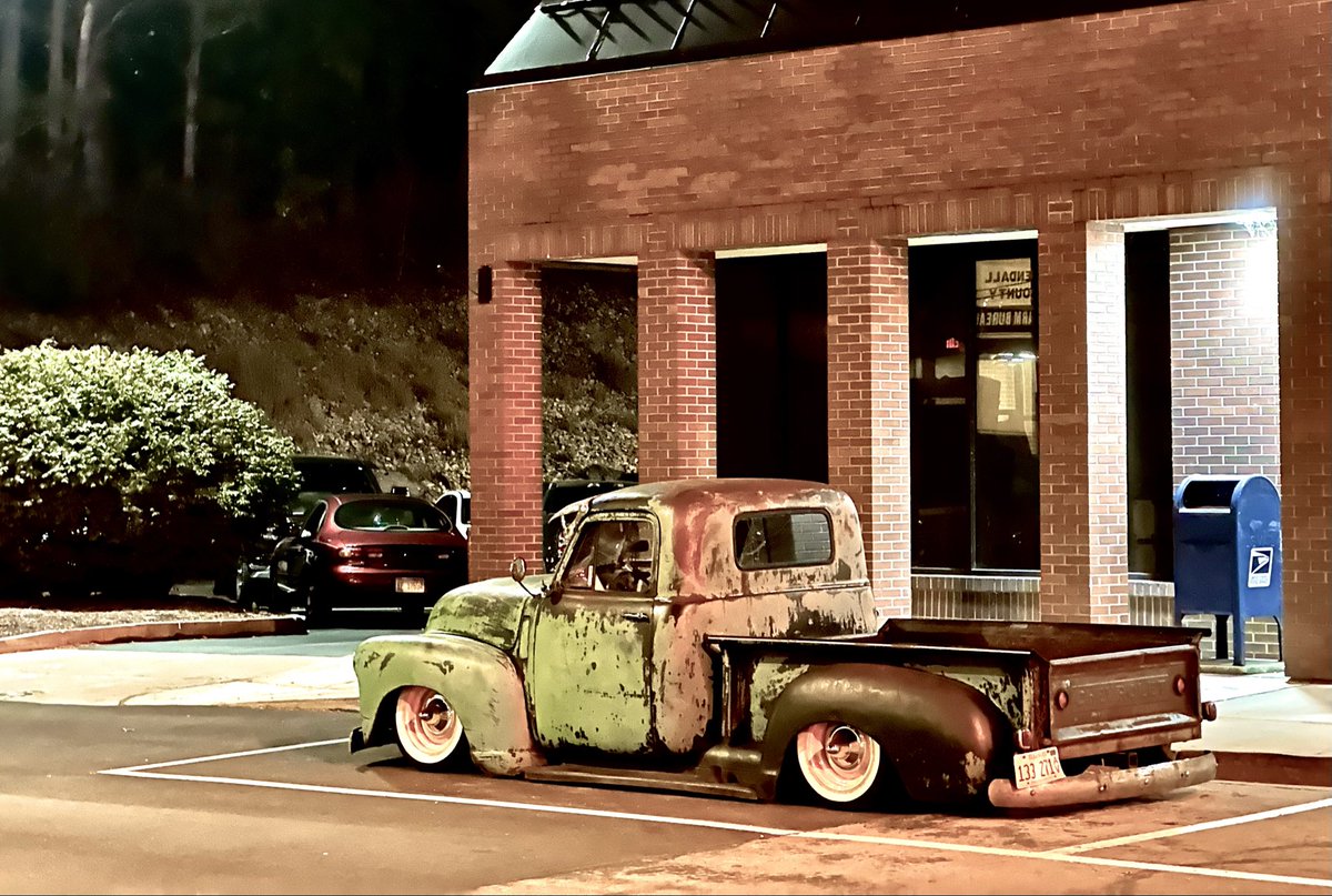 Spotted a cool Chevy at The Law Office in Yorkville Illinois 
#hotrodtruck #bagged #chevytruck