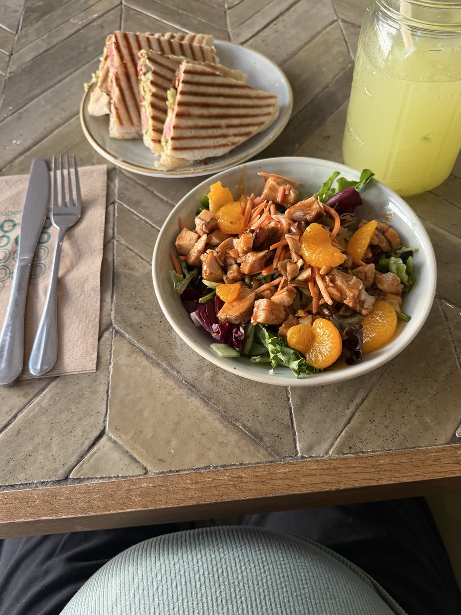 oficialmente ya ando de incapacidad y me vine a comer al súper salads bien tranquila, en una mesa para dos. 💗