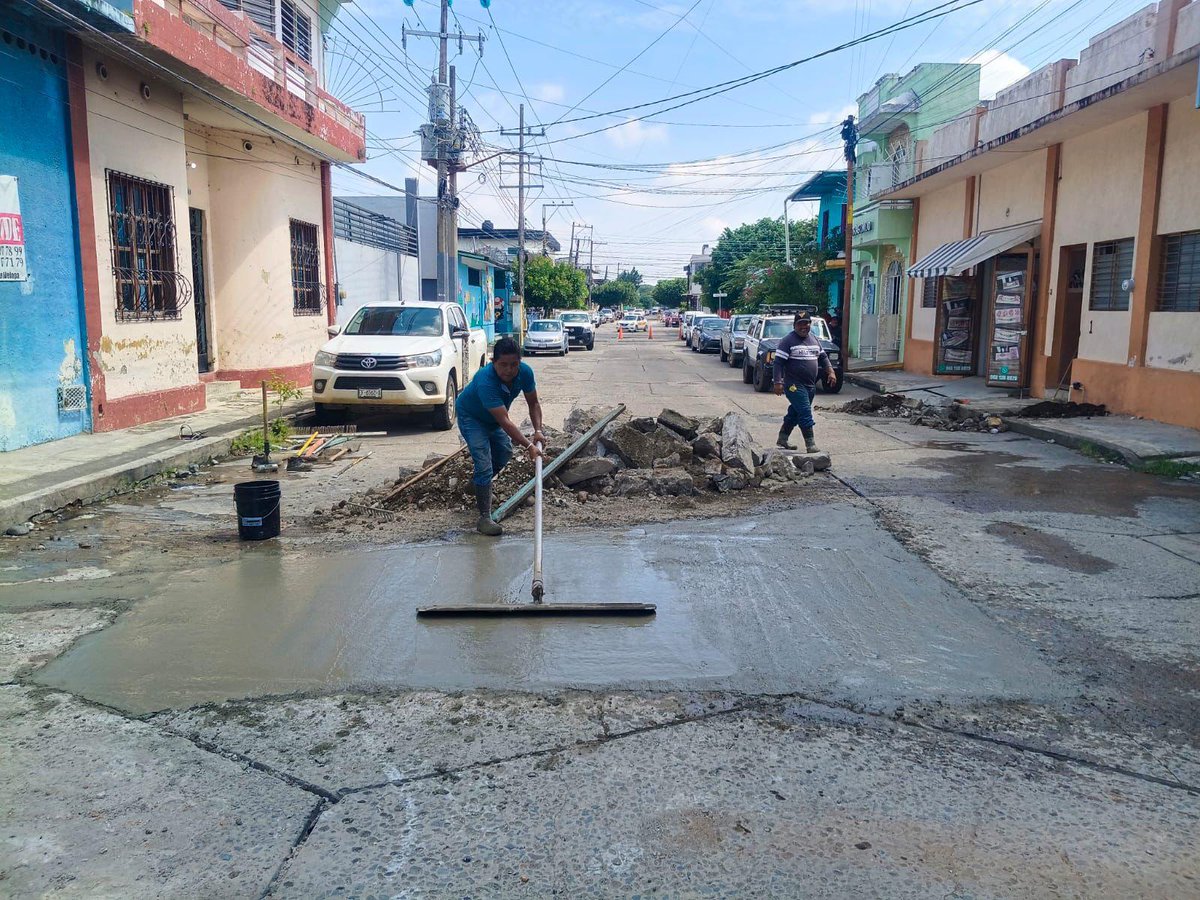 yamilmelgar's tweet image. ¡Sigamos rodando seguros! 🚧
Con el programa #RuedaSeguro continuamos bacheando con concreto hidráulico para mejorar la movilidad y seguridad vial.
Hoy trabajamos en la 6a Oriente, entre Central y 1a Sur, una calle que necesitaba atención y que hoy se transforma con acciones