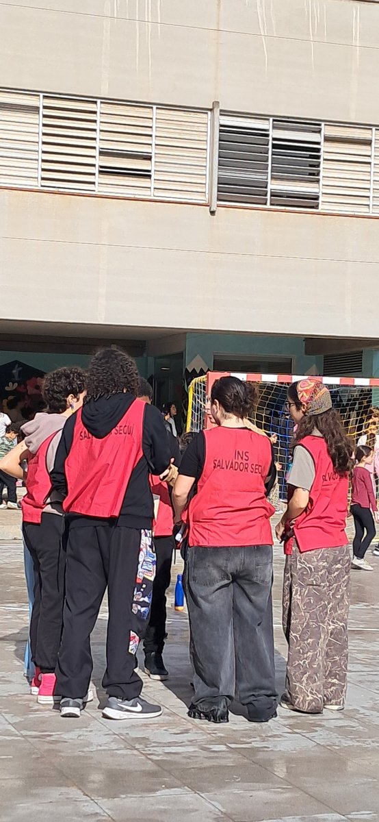 Com hem gaudit a l'hora del pati amb l'alumnat de l' #INSSalvadorSegui !! Ens han ensenyat molts jocs.
#patisdinamitzats
#treballenequip
#cooperacio
#tempsdelleure