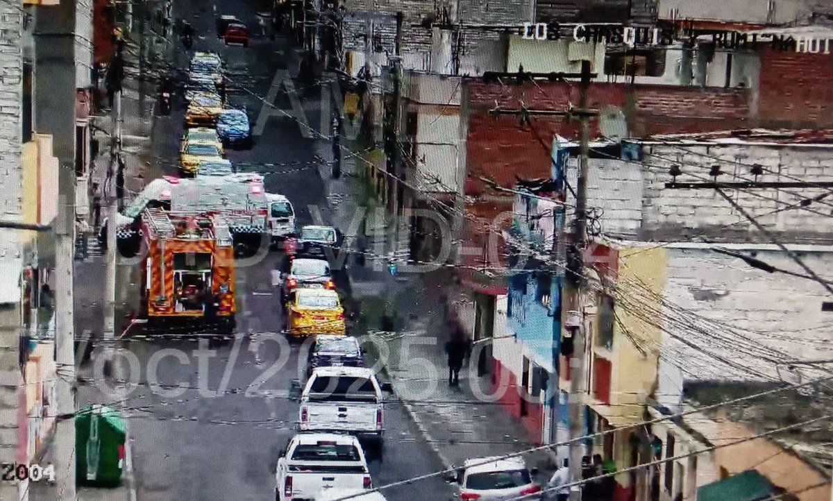 📍Tungurahua | Desde las calles Letamendi y San Cristóbal, en #Ambato se reporta a la central de emergencias 9-1-1 un incendio estructural.

🆘 <a href="/cbambato/">Cuerpo de Bomberos de Ambato</a> asisten por coordinación del <a href="/ECU911_/">ECU 911</a>.

🎦 #VideovigilanciaECU911.

#ECU911BrindaSeguridadIntegral