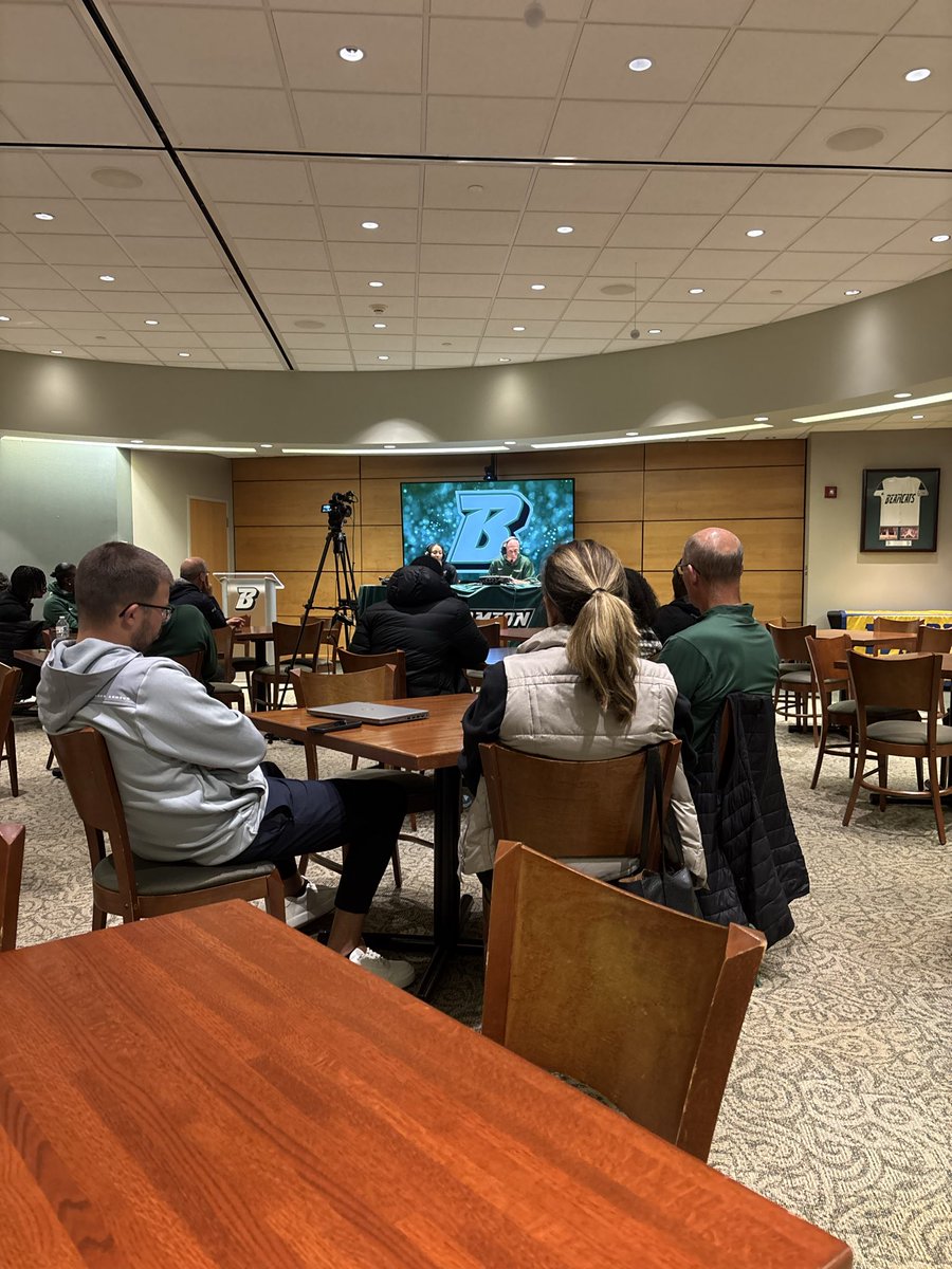 First Bearcats Basketball Radio Show is in the books. <a href="/LevellSanders/">Levell Sanders</a> and <a href="/jquigley_3/">Jeremiah Quigley</a> talked with <a href="/rogerneel1/">rogerneel</a> as the season opener is one week away! 
#ONEBinghamton