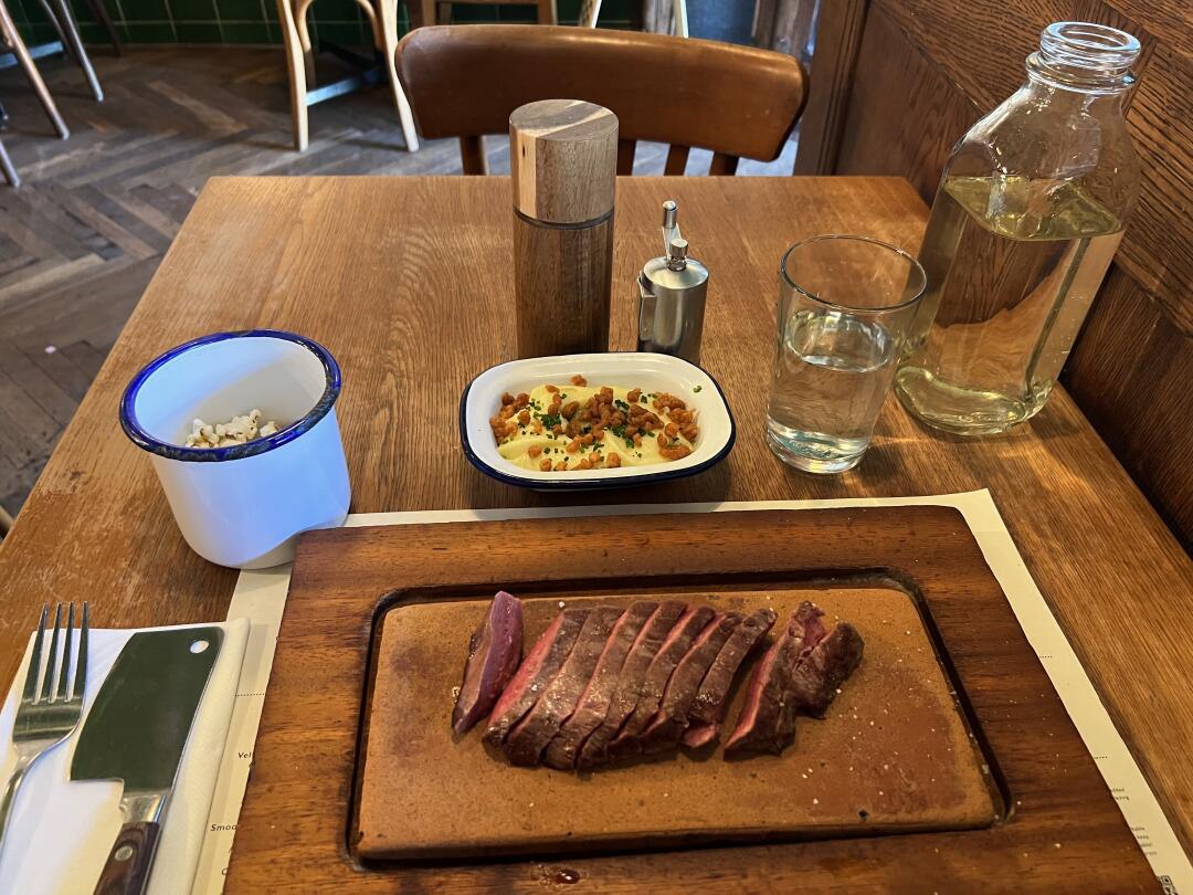 ruby00152's tweet image. 🌙 Evenings are better with a plate in front of you.